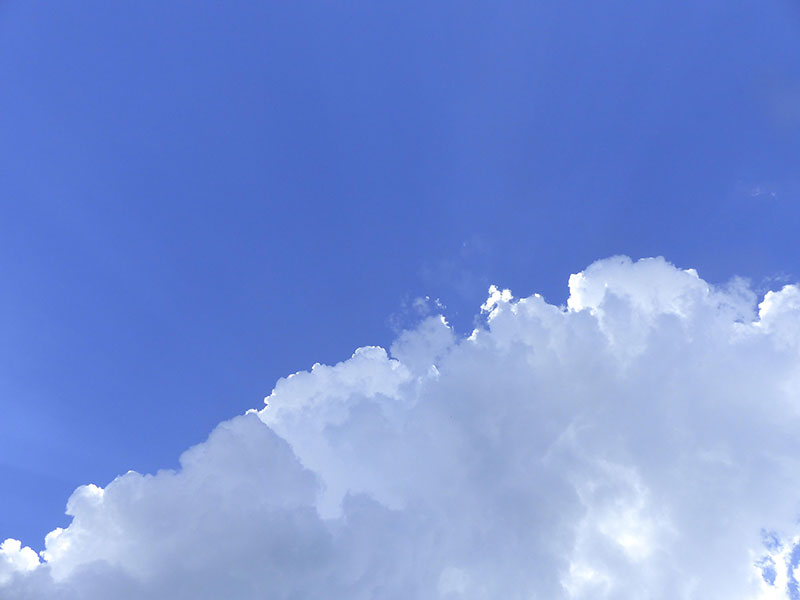 Ciel bleu et nuages blancs