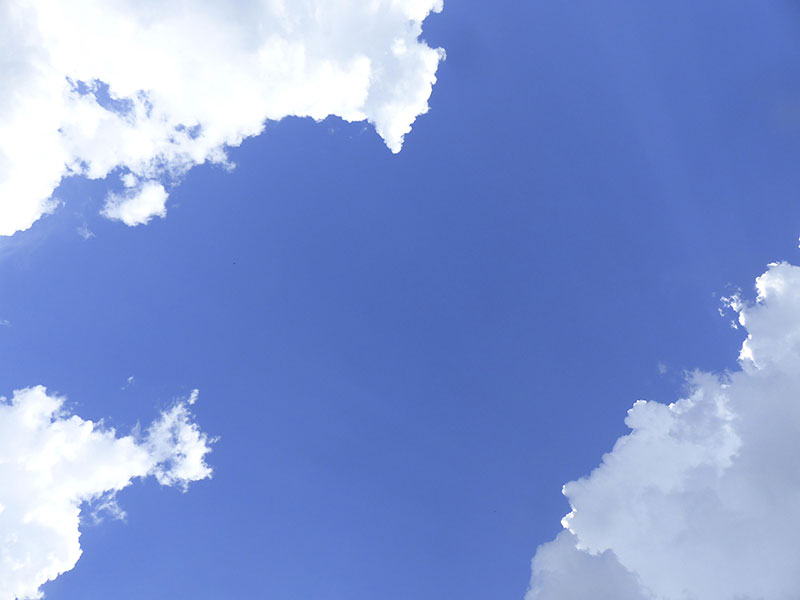 Ciel bleu et nuages blancs
