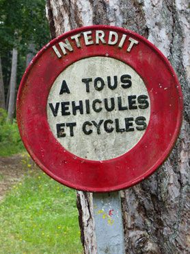 Interdit à tous véhicules et cycles