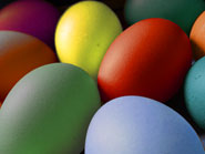 photographie d'oeufs de Pâques de couleurs vives