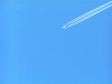 Avion dans le ciel bleu