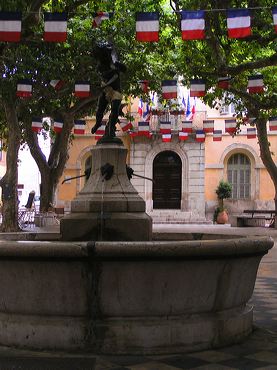 photo gratuite d'une fontaine en Provence